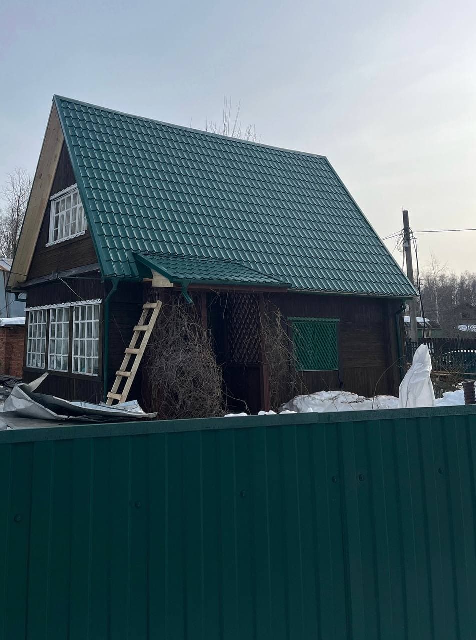Деревянный дачный дом после замены кровли