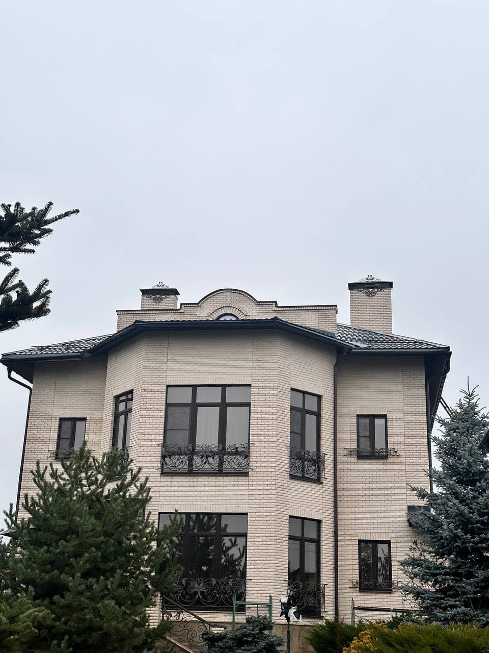 Трехэтажный кирпичный дом после замены кровли