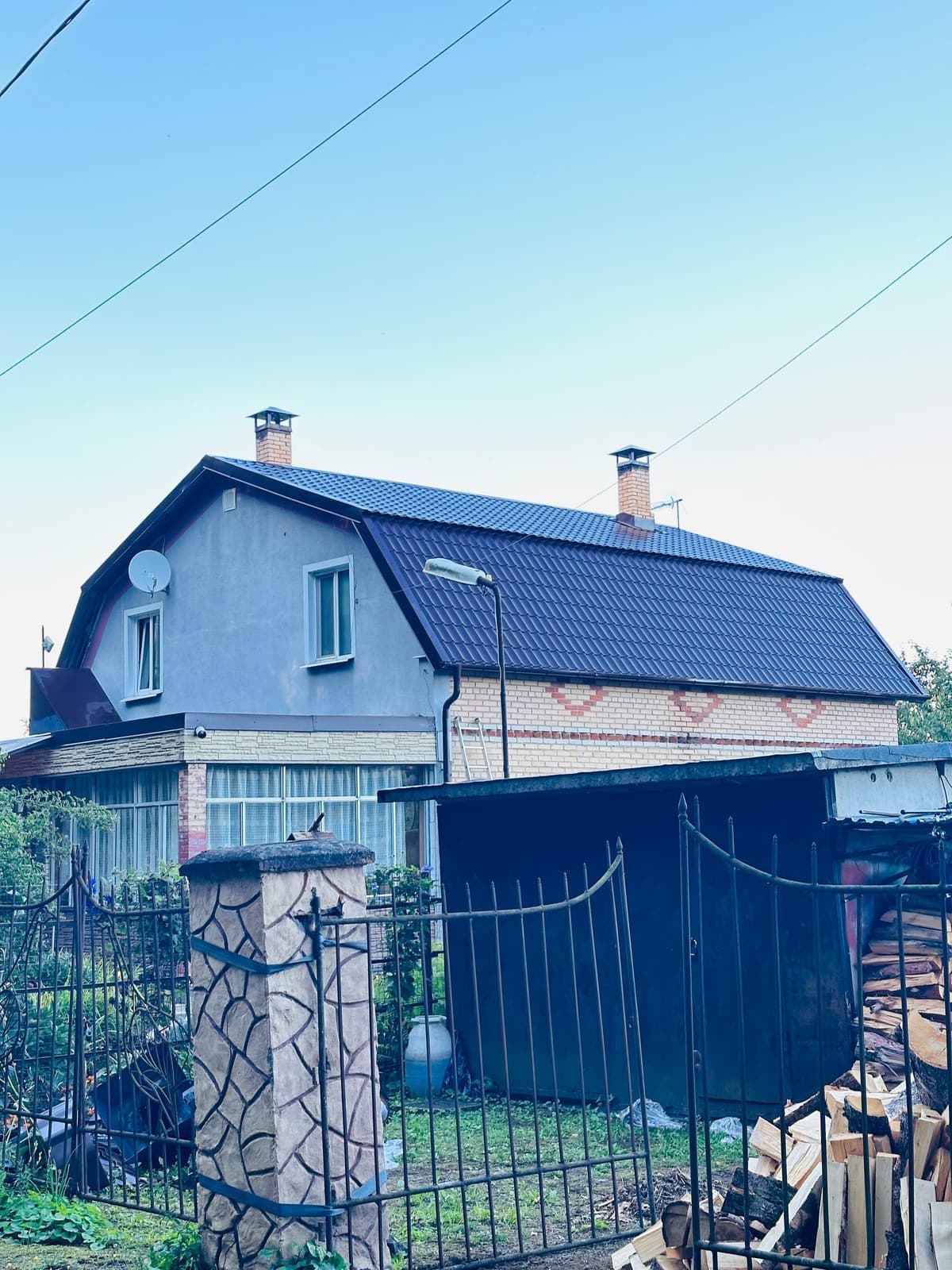 Дом с узорной кладкой после замены кровли