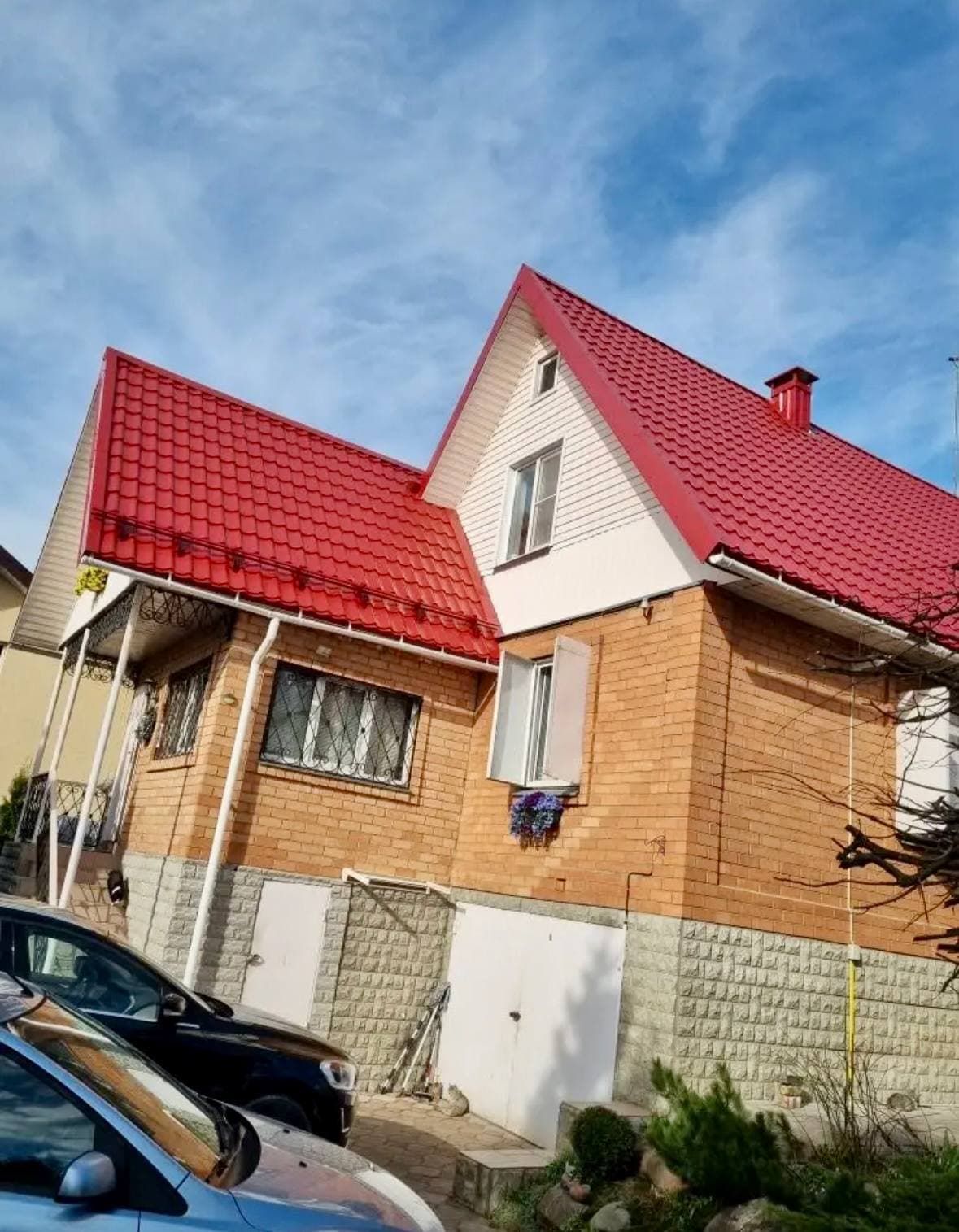 Кирпичный дом с башней после замены кровли